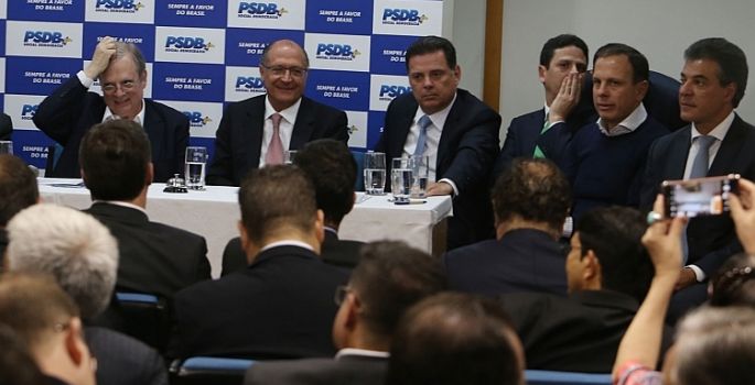 PSDB continua na base aliada de Temer, diz Serra