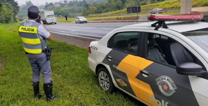 Carro abarrotado de maconha cai em ribanceira após perseguição na Castello Branco