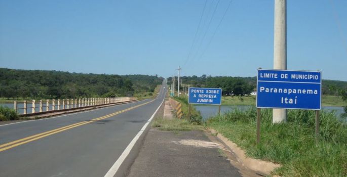 Acidente com carro e moto na rodovia Raposo Tavares deixa três mortos em Itaí