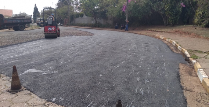 Prefeitura promove recuperação asfáltica em rua no Jardim Europa