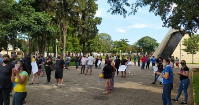 Comerciantes protestam contra `lockdown` em Cerqueira César