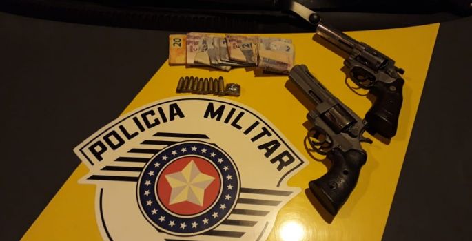 Policiamento rodoviário apreende indivíduo com armas de fogo