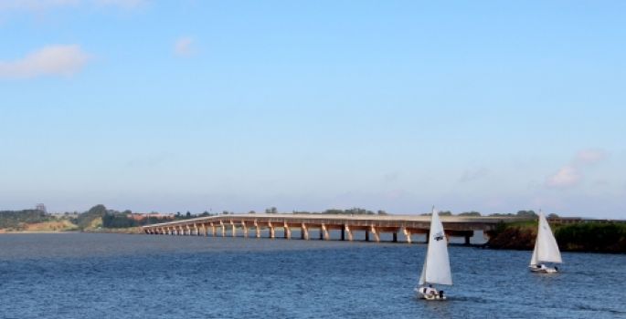 Festa com suposto político vira objeto para atrair mulheres na Represa de Avaré