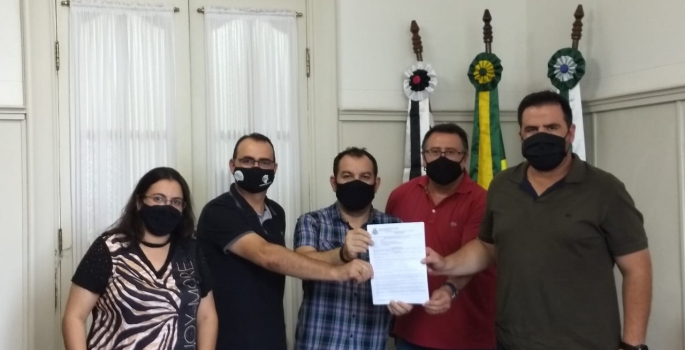 Prefeito e vereadores pedem apoio de parlamentar em ações contra a Covid-19