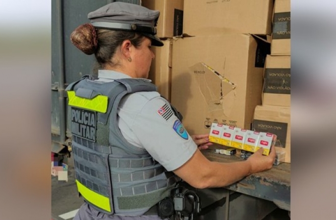 Polícia Rodoviária apreende cigarros contrabandeados e dezenas de celulares em duas ações na Castello Branco em Avaré