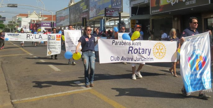 Rotary Club Avaré Jurumirim participa de desfile de Avaré