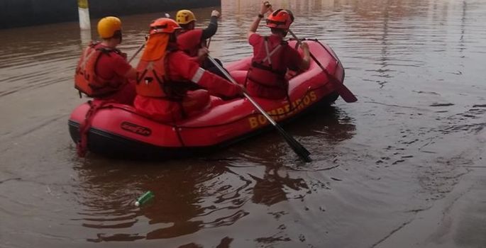 Chuva forte deixa ruas alagadas e carros ficam “ilhados” em Avaré