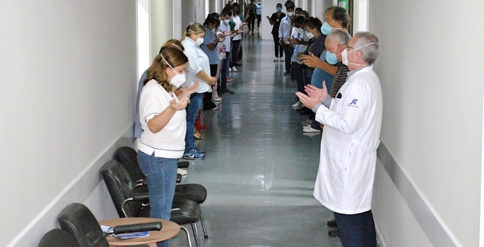 Após colapso na saúde, funcionários de hospital em Jaú fazem 5 minutos de oração por pacientes com C