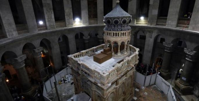 Equipe conclui restauração do túmulo de Jesus em Jerusalém