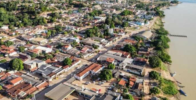 Dezenas de municípios brasileiros não aplicaram 1ª dose em metade da população