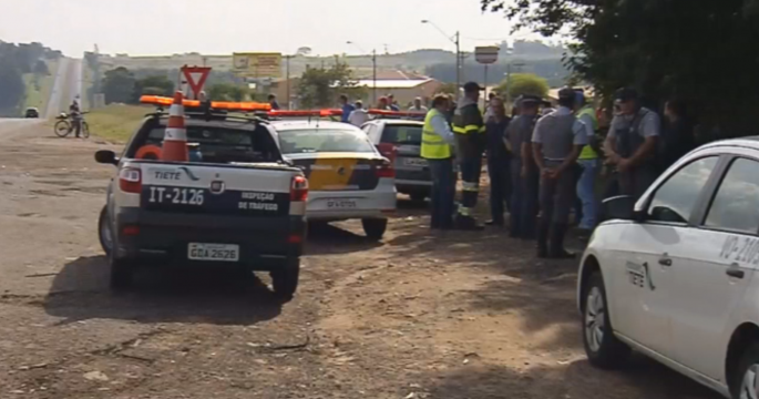 Moradores impedem fechamento de acesso a bairro de São Manuel por rodovia e polícia é acionada