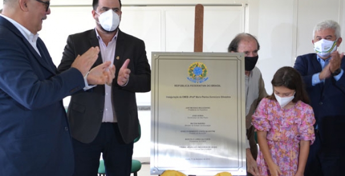 Jô Silvestre inaugura nova escola com a presença de ministros