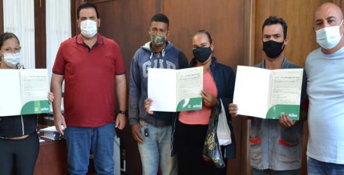 Jô Silvestre entrega escritura a moradores da Vila Esperança