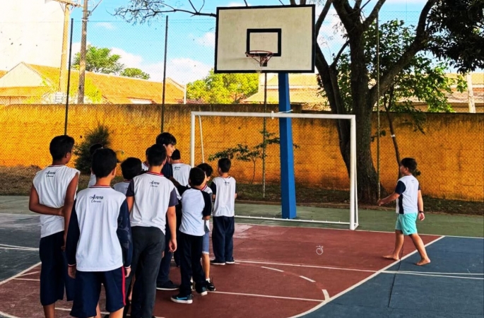 Prefeitura instala nova cesta de basquete em escola e reforça incentivo ao esporte na rede municipal