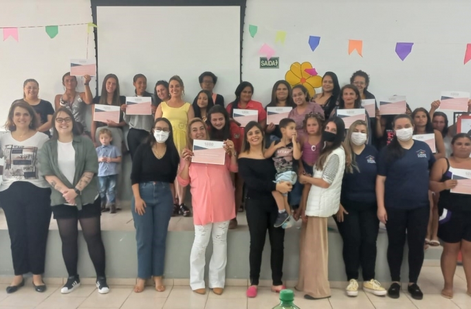 Participantes de curso sobre empreendedorismo feminino recebem diploma