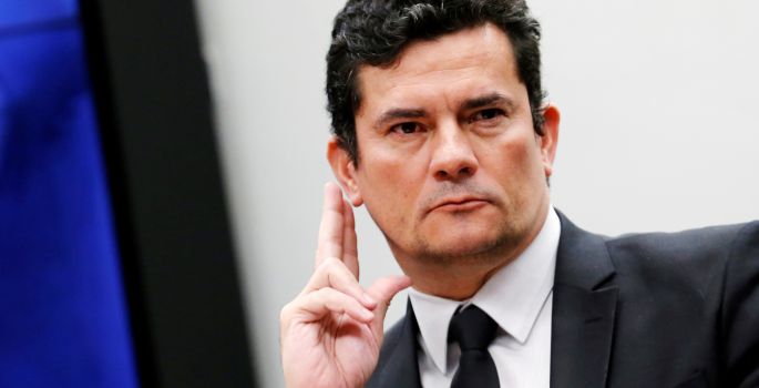 Mensagens vazadas revelam que Moro orientou investigações da Lava Jato; Moro se defende