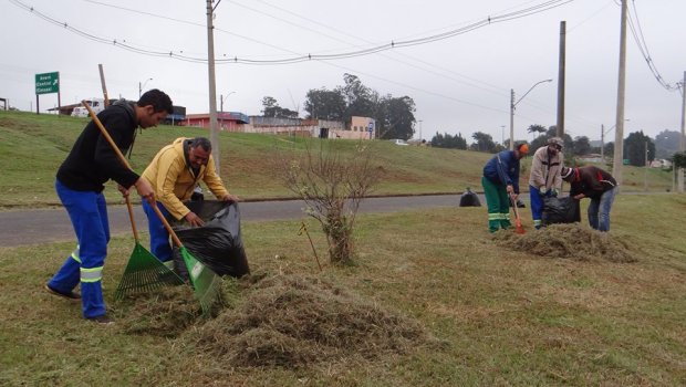 Prefeito vistoria serviços de manutenção na cidade