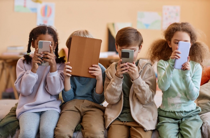 Menores de 14 anos deveriam ser proibidos de usar redes sociais? SIM