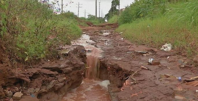 Mato alto, buracos e entulhos invadem rua e via “desaparece” em bairro de Avaré