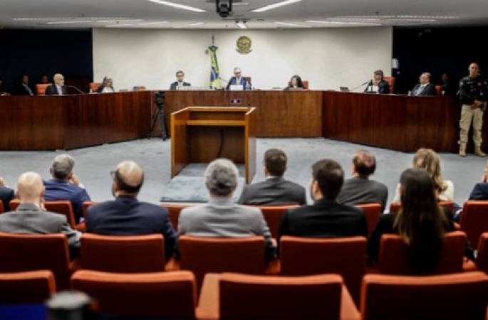 Fux vota para absolver Bolsonaro por trama golpista e abre divergência com Moraes