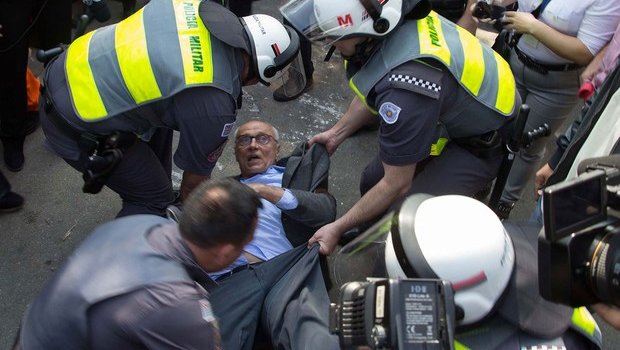 Suplicy é detido em protesto contra reintegração e liberado após 3 horas