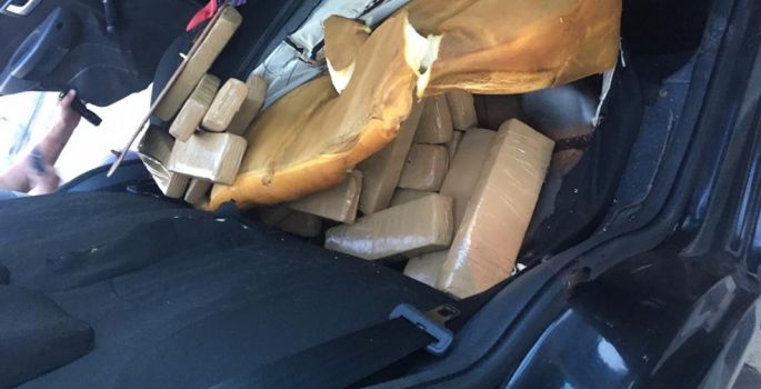 Polícia apreende tabletes de maconha escondidos dentro de banco de carro na Castello Branco