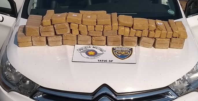 Polícia Rodoviária encontra tabletes de pasta base de cocaína em lataria de carro
