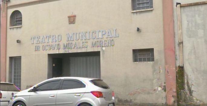 Atraso na reforma de teatro em Avaré incomoda atores e moradores