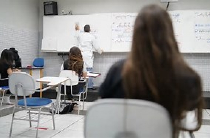 Relatório amplia formação básica do ensino médio para 2,2 mil horas