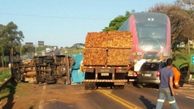 Acidente grave com veículos de presos do CDP de Cerqueira César