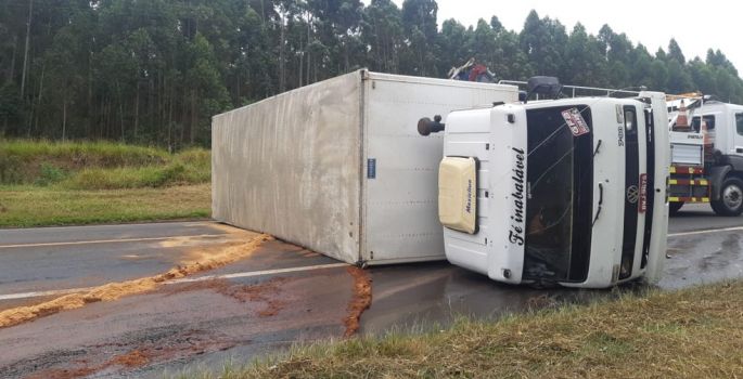 Pneu estoura e caminhão com medicamentos tomba em Avaré