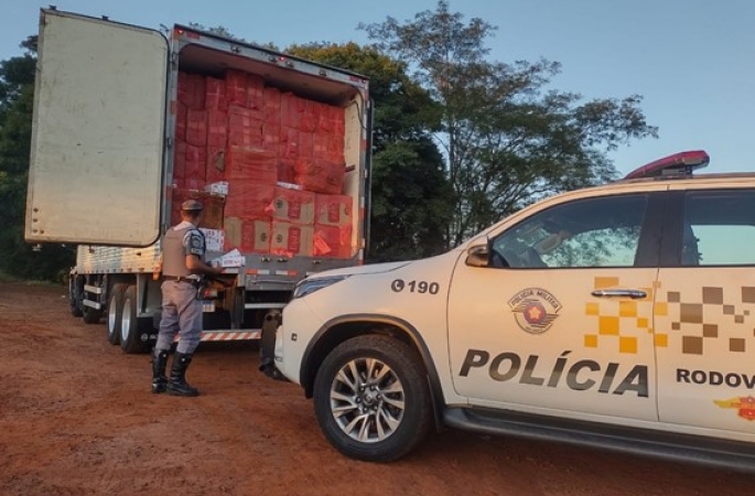 Caminhoneiro é preso com 250 mil maços de cigarros contrabandeados em rodovia de Piraju