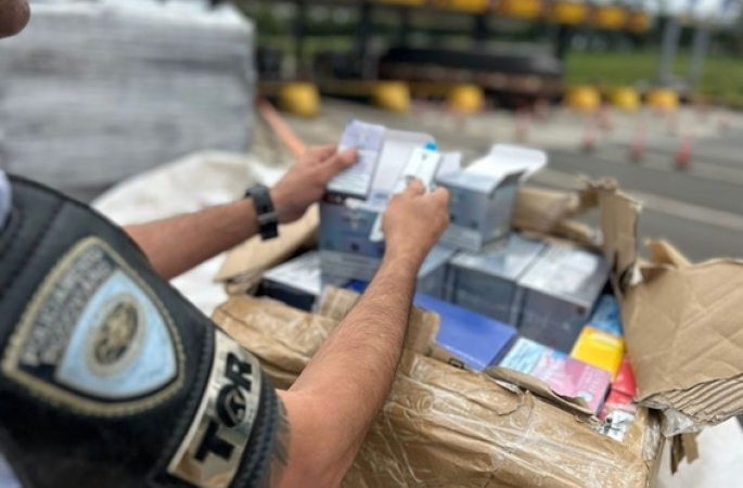 Polícia apreende cigarros eletrônicos escondidos no compartimento de carga de caminhão