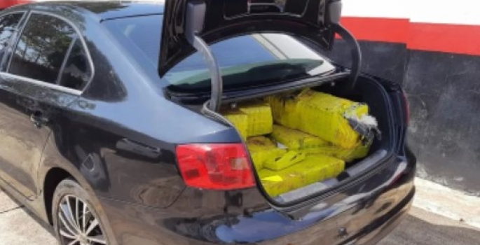 Polícia flagra motorista com meia tonelada de maconha em rodovia
