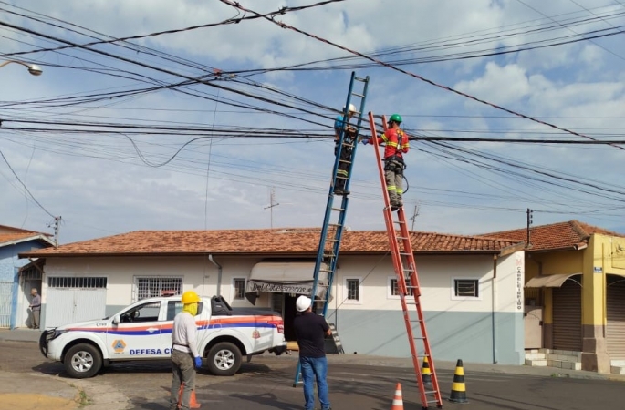 Governo Roberto Araujo segue com trabalho de remoção de fios irregulares em Avaré