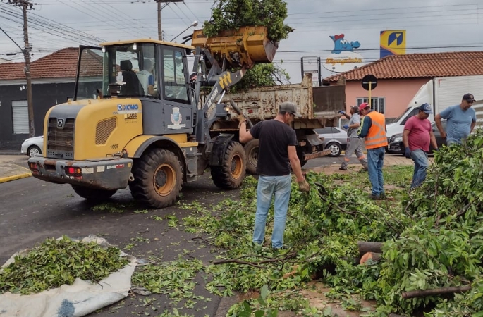 Prefeitura de Avaré trabalha para recuperar danos causados por vendaval