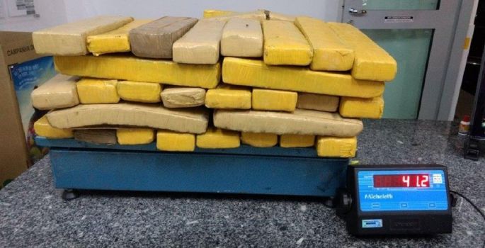 Dupla é flagrada com mais de 70 tabletes de maconha em Rodovia de Avaré