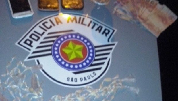 Policial perde parte do dedo após ser atacado por traficante durante prisão