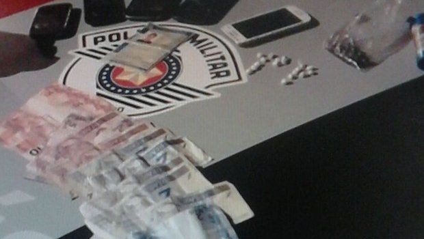 29/07/2015 12h31 - Atualizado em 29/07/2015 12h31 Rapaz é preso com 5 celulares após tentar se escon