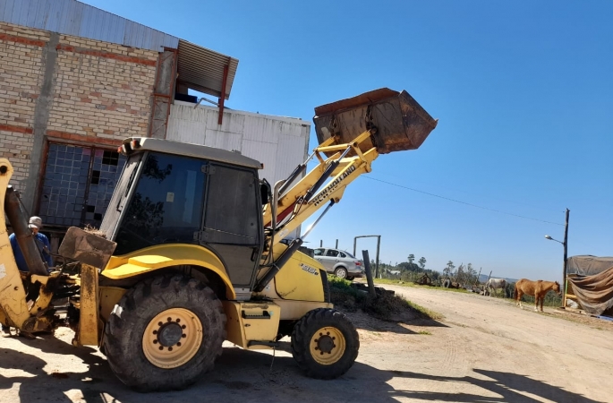 Polícia Civil apreende trator e retroescavadeira furtados; homem é preso em flagrante