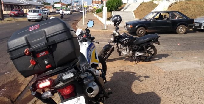 Adolescente é abordado pela polícia e abandona drogas em motocicleta
