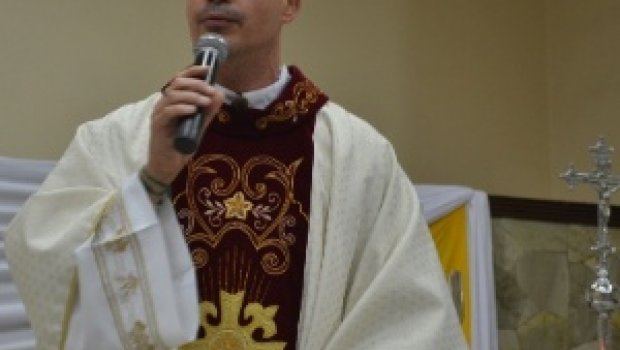Vaticano oficializa excomunhão de padre brasileiro que defende união gay