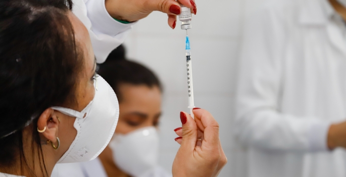 Vacinação explica queda expressiva de números da Covid-19, diz infectologista