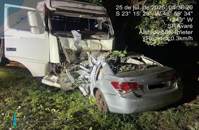 Motorista morre após bater de frente contra carreta na SP-255 em Avaré