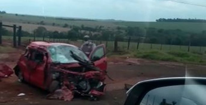 Acidente entre carros e caminhão deixa mulher com ferimentos graves em rodovia de Itaí