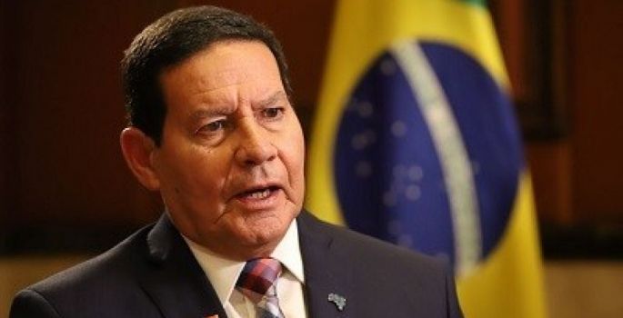 Mandetta cruzou a linha da bola e merecia cartão”, diz Mourão