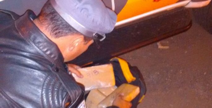 Passageiro de ônibus é flagrado com tabletes de maconha em Avaré