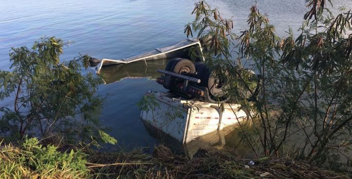 Acidente entre carro e caminhão bitrem deixa cinco mortos em Avaré