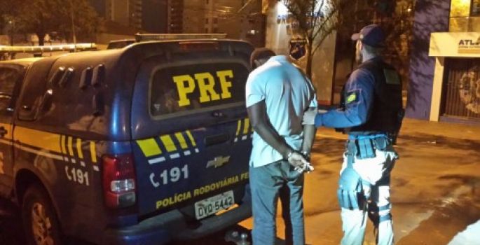 PRF apreende medicamentos contrabandeados em ônibus no Paraná