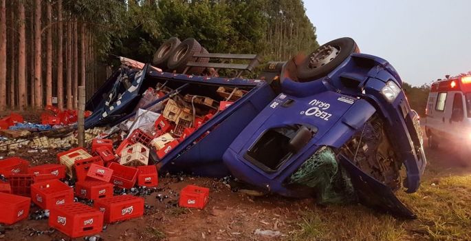 Caminhão tomba em vicinal e carga de bebidas fica espalhada no acostamento